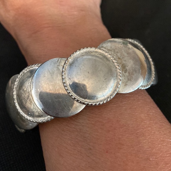 Vintage Mexican Silver circulars Hinged Bracelet bangle - Picture 3 of 9